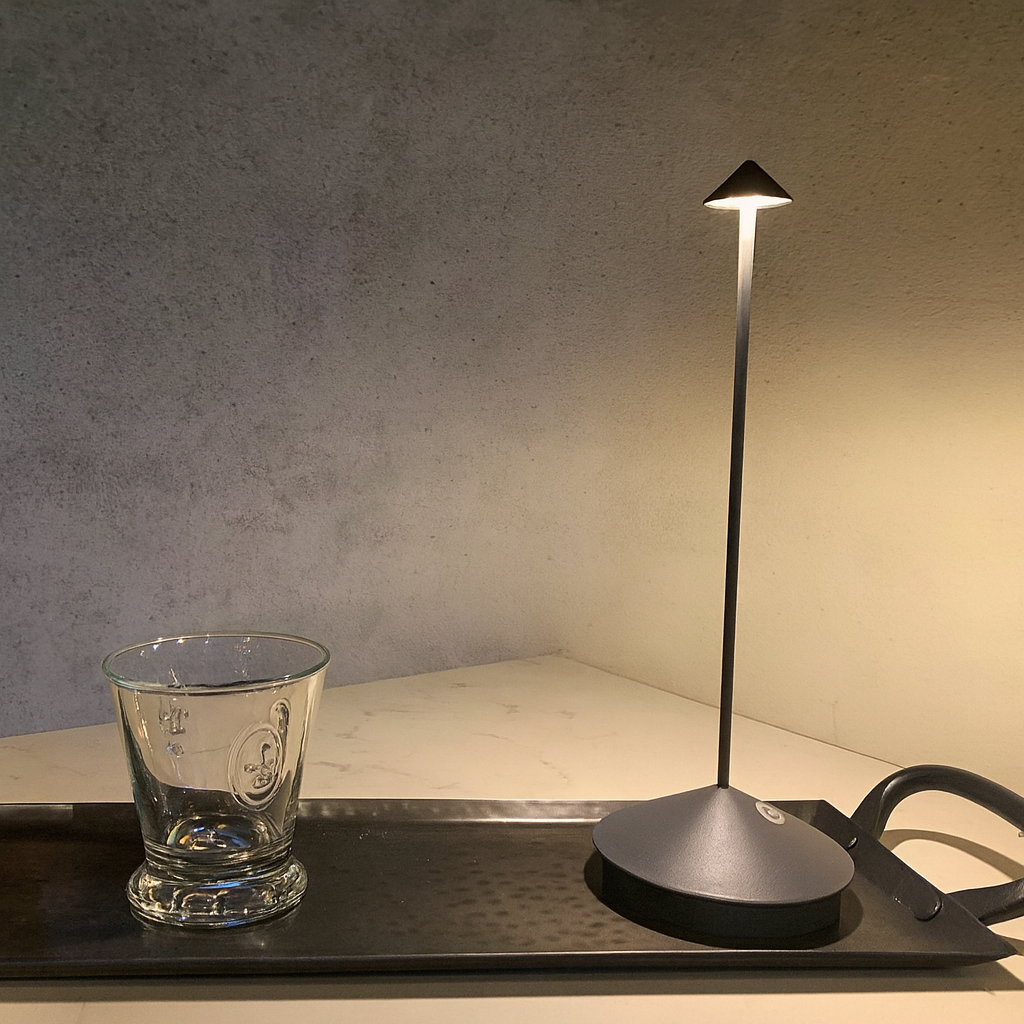 Lampe de table LED moderne – Sans fil et rechargeable – Éclairage dimmable – Design élégant et résistant à l’eau – Utilisation intérieure et extérieure