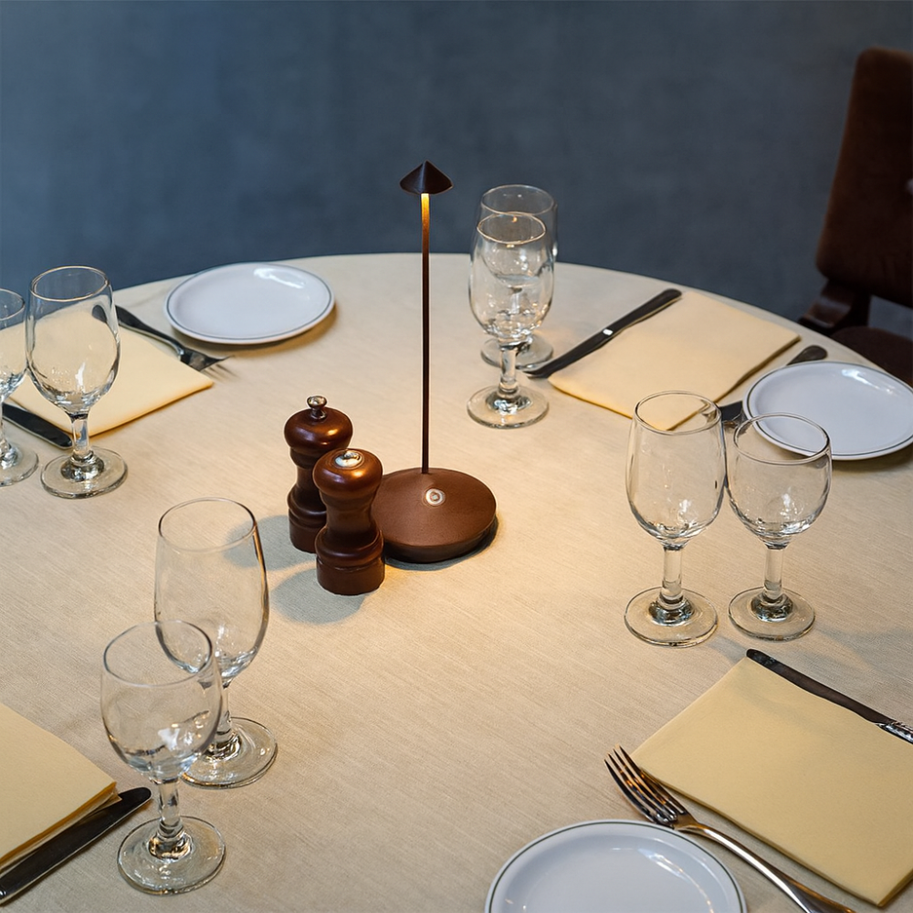 Lampe de table LED moderne – Sans fil et rechargeable – Éclairage dimmable – Design élégant et résistant à l’eau – Utilisation intérieure et extérieure